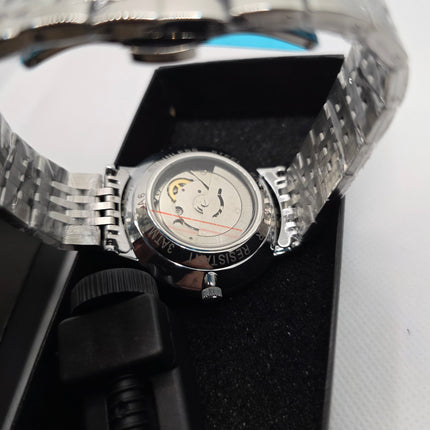 Silver Automatic Dress Watch – White Sunburst Dial, Blue Markers & Stainless Steel Bracelet (Day/Date Display)